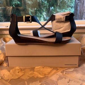 Kenneth Cole Reaction t-strap sandals. Navy 7 1/2